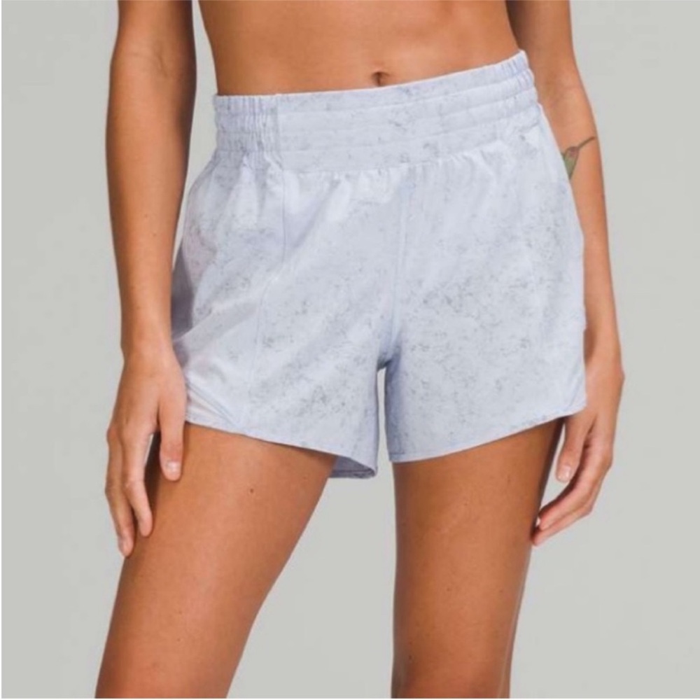 NEW LULULEMON Hotty Hot High-Rise Lined Short 4"
Gravel Dust Pastel Blue Sise 2